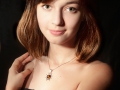Ragazza con ciondolo di ambra