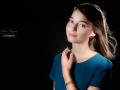 Ragazza con gioielli di ambra