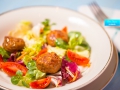 Insalata colorata con polpette