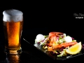Birra con insalatta di gamberi