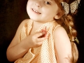 Bimba con farfalle