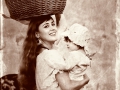 Giovane donna con figlia in braccio